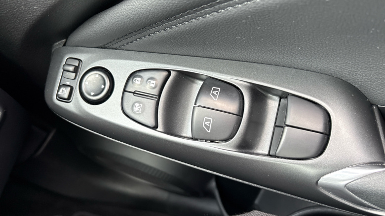 Nissan Juke 1.0 DiG-T N-Connecta 5dr Petrol Hatchback